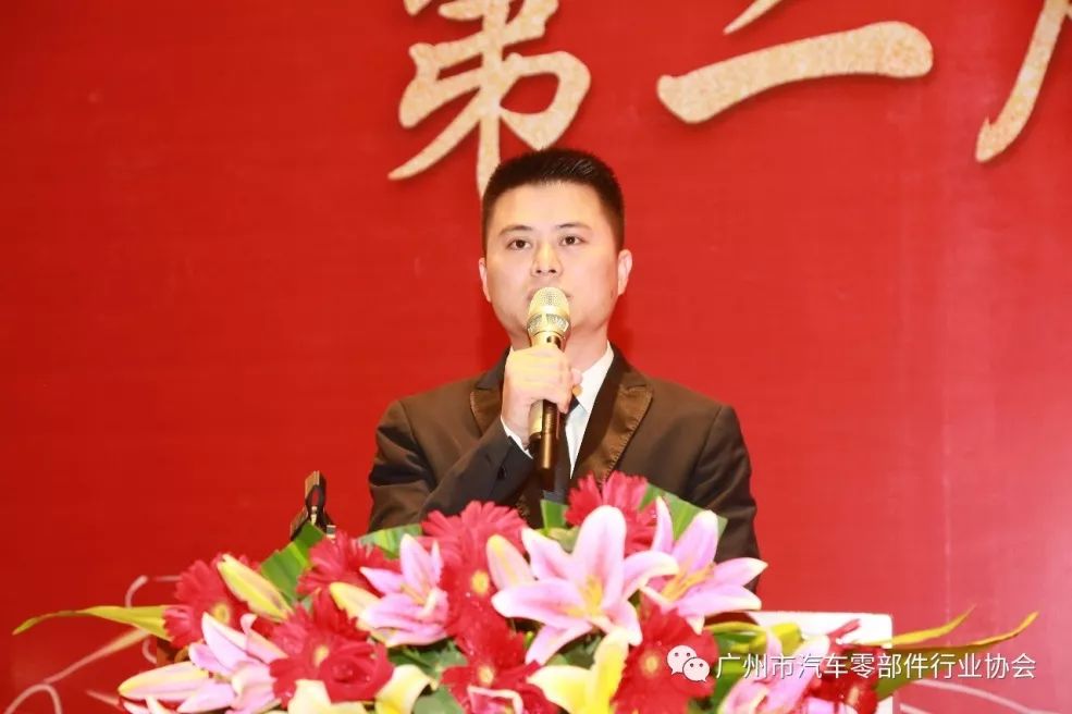 说明: G:\004-稿件\2017年11月-2019年11月文稿及素材\20191102-云立方项目参加零部件行业协会换届总冠名酒会\谢英镇会长.jpg